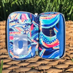 Lilly Pulitzer Accessories - Lilly Pulitzer phone wallet Lilly Pulitzer Accessories - Lilly Pulitzer phone wallet